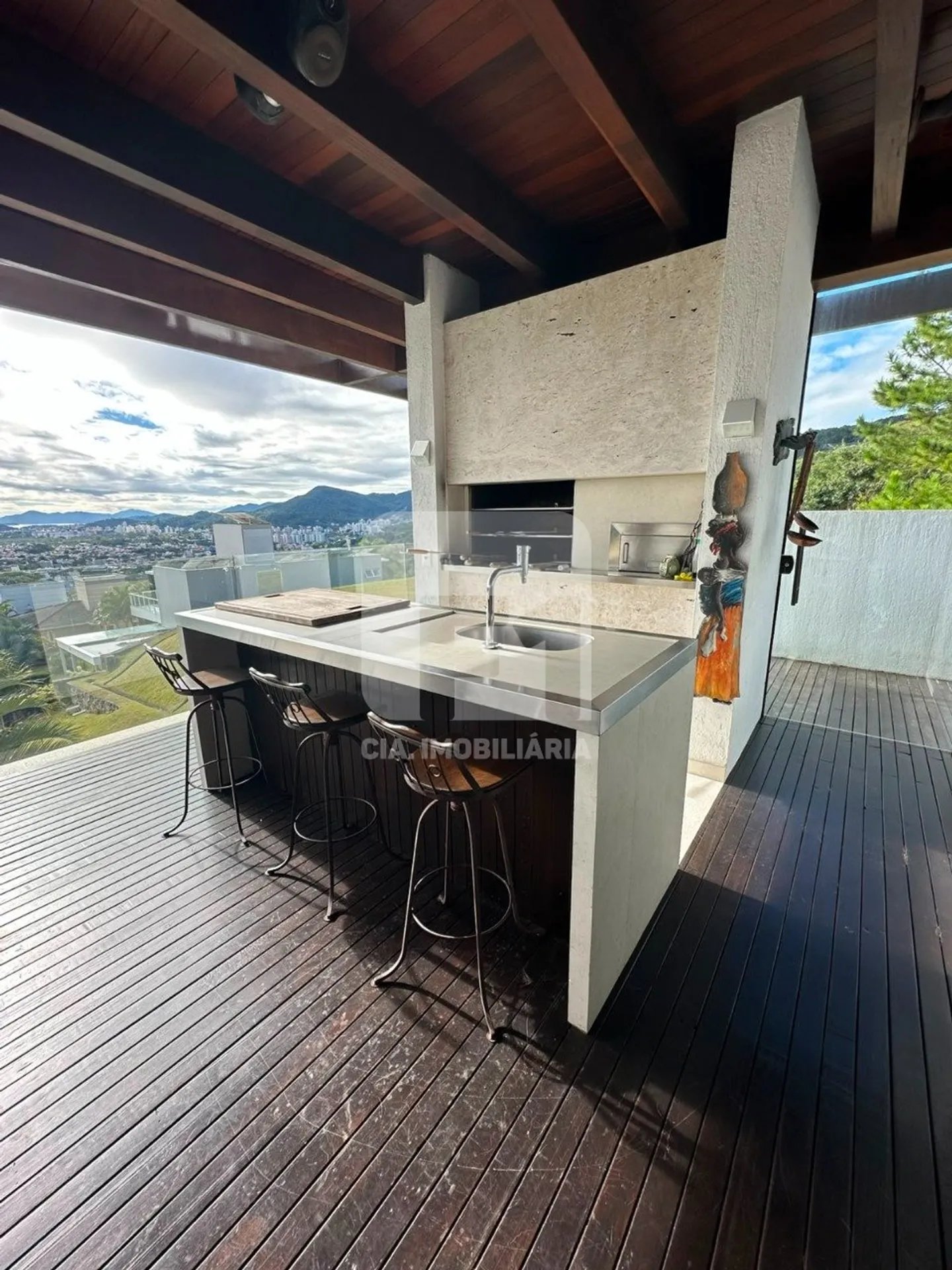 Furnished house with 6 bedrooms and 650 m² total — photo 3