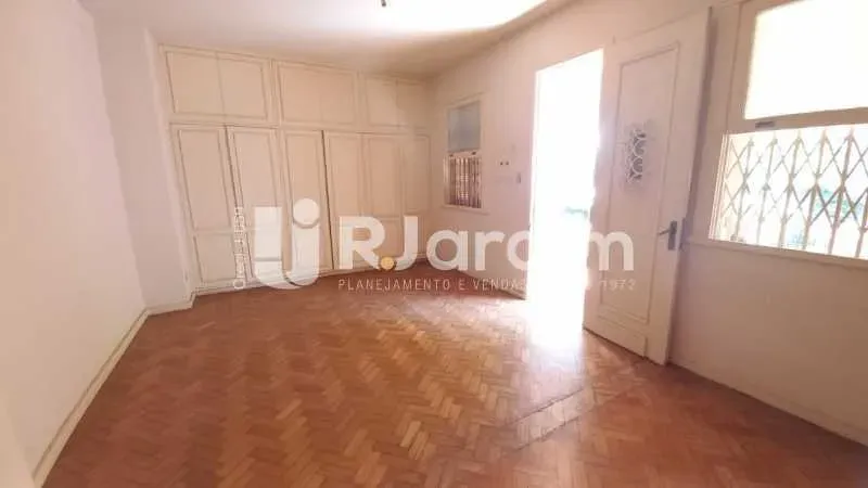 Unfurnished house with 6 bedrooms and 401 m² — photo 2