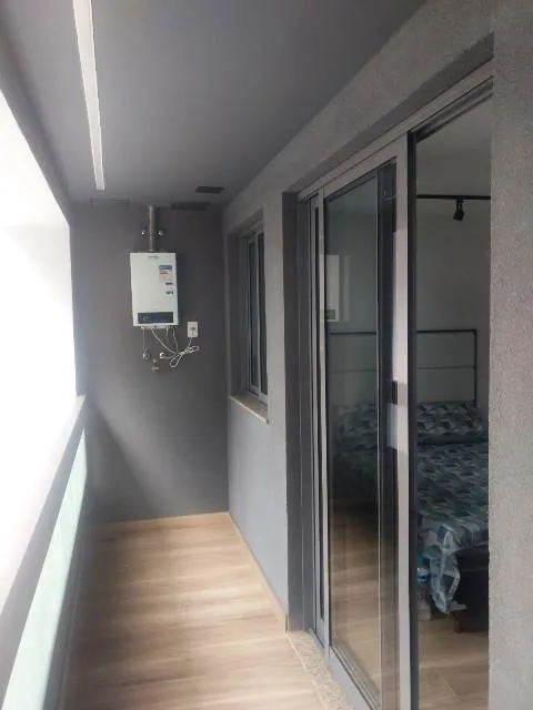 Apartamento de 1 quarto com cozinha aberta e varanda — photo 2