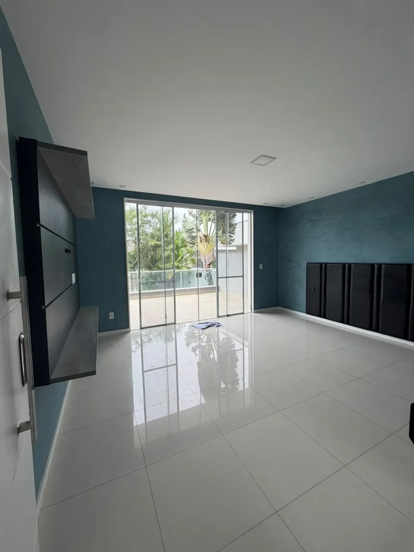 700 m² house with a garden and a bathtub — photo 39