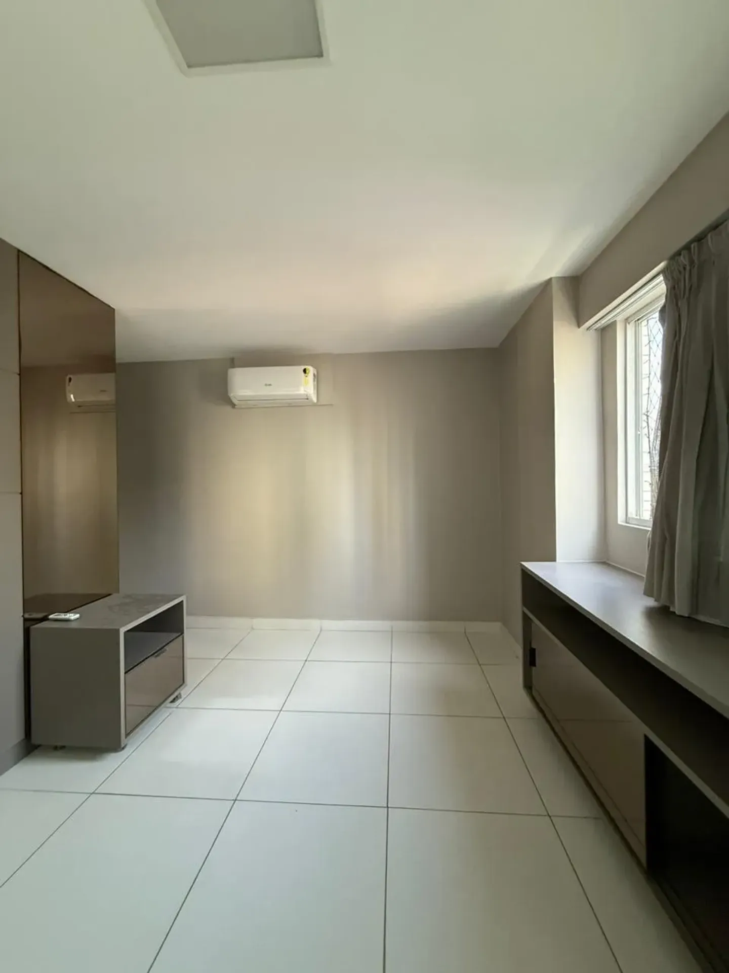 4-bedroom apartment with a glass-enclosed balcony — photo 4