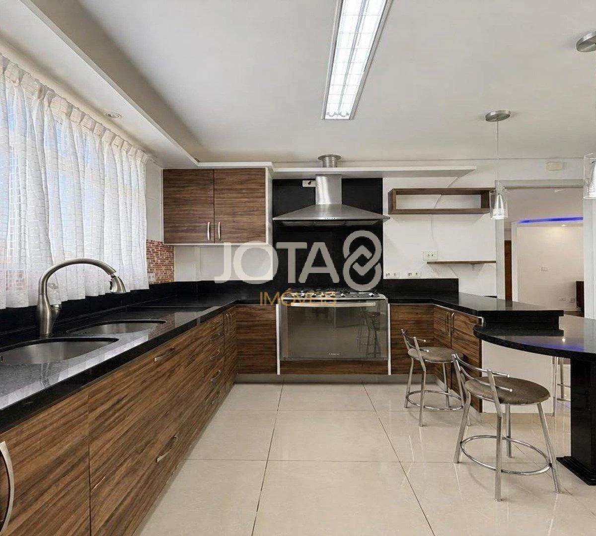 4-bedroom house with a glass-enclosed balcony in Curitiba — photo 11