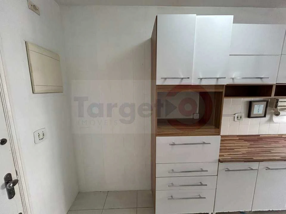 2-bedroom apartment with wood or laminate floors — photo 10