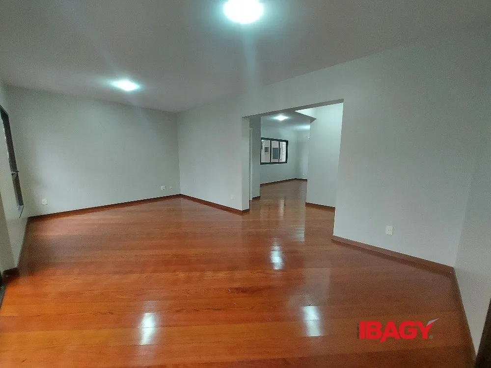 4-bedroom apartment with 2 en-suite baths and enclosed kitchen — photo 19