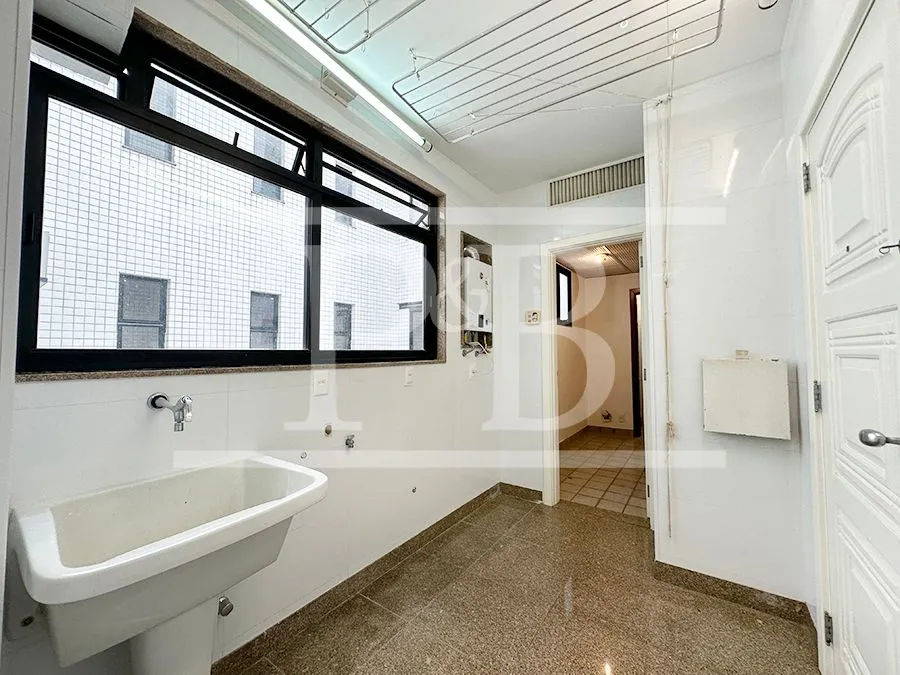 300 m² apartment with 4 bedrooms and 4 parking spots — photo 28