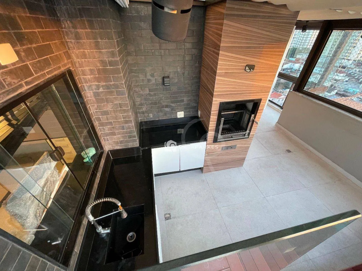 Balcony with a grill in a 3-bedroom apartment, 120 m² — photo 51
