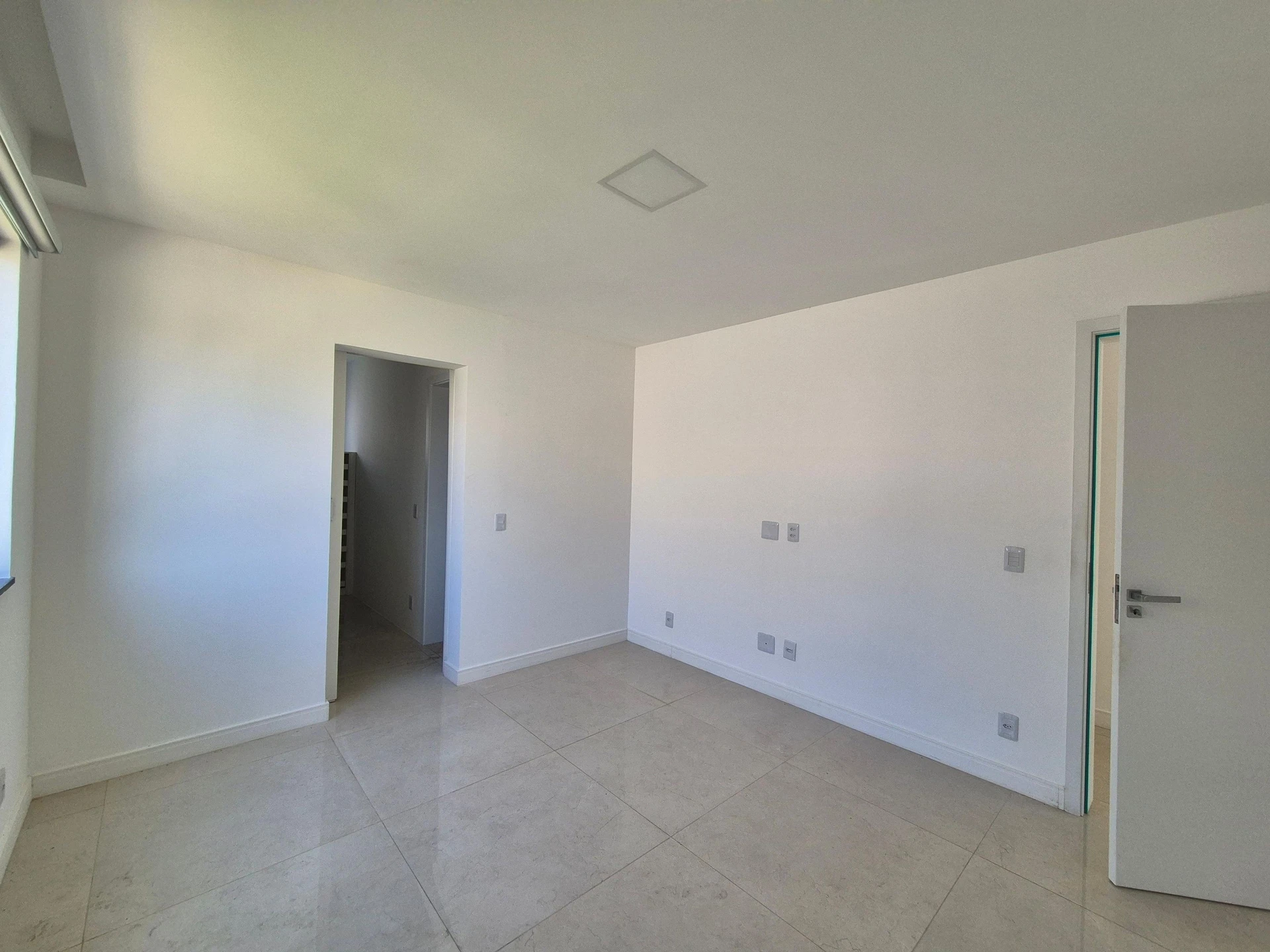 4-bedroom house with a glass-enclosed balcony — photo 53