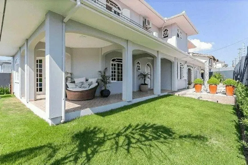 Casa sem mobília com 4 quartos e jardim privativo
