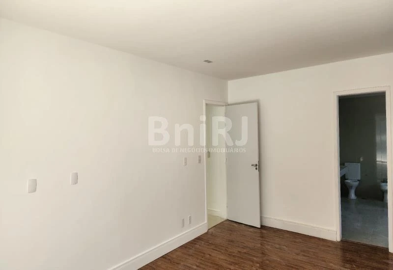 House with 6 bedrooms and 500 m² with 2 parking spaces — photo 37