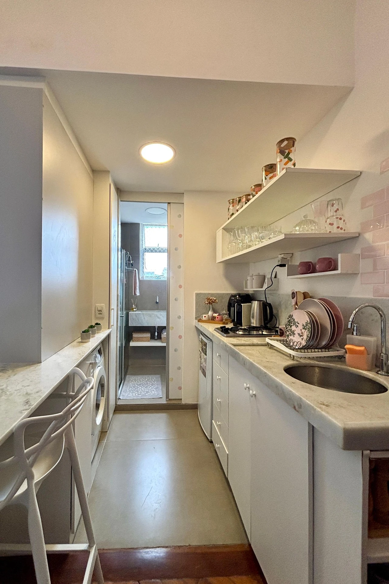 Furnished 1-bedroom apartment with open-plan gas kitchen — photo 4