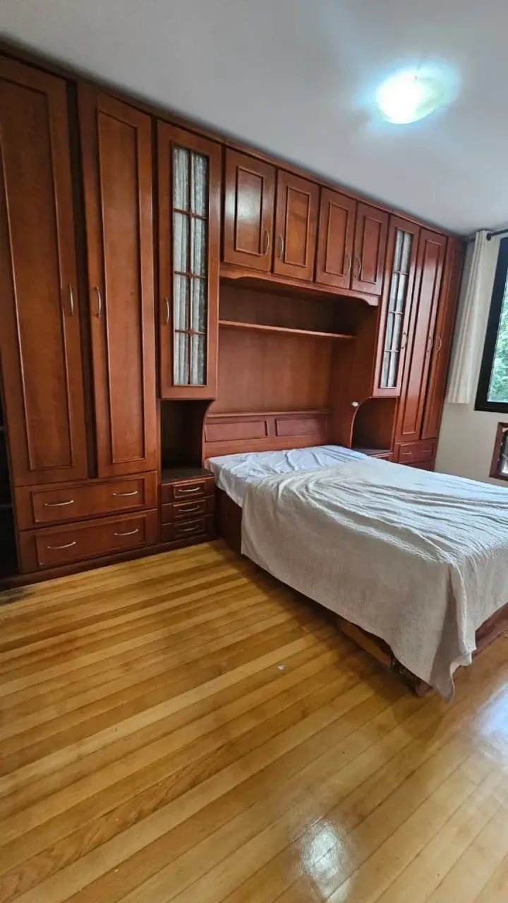 Apartamento com varanda, 2 quartos e cozinha fechada
