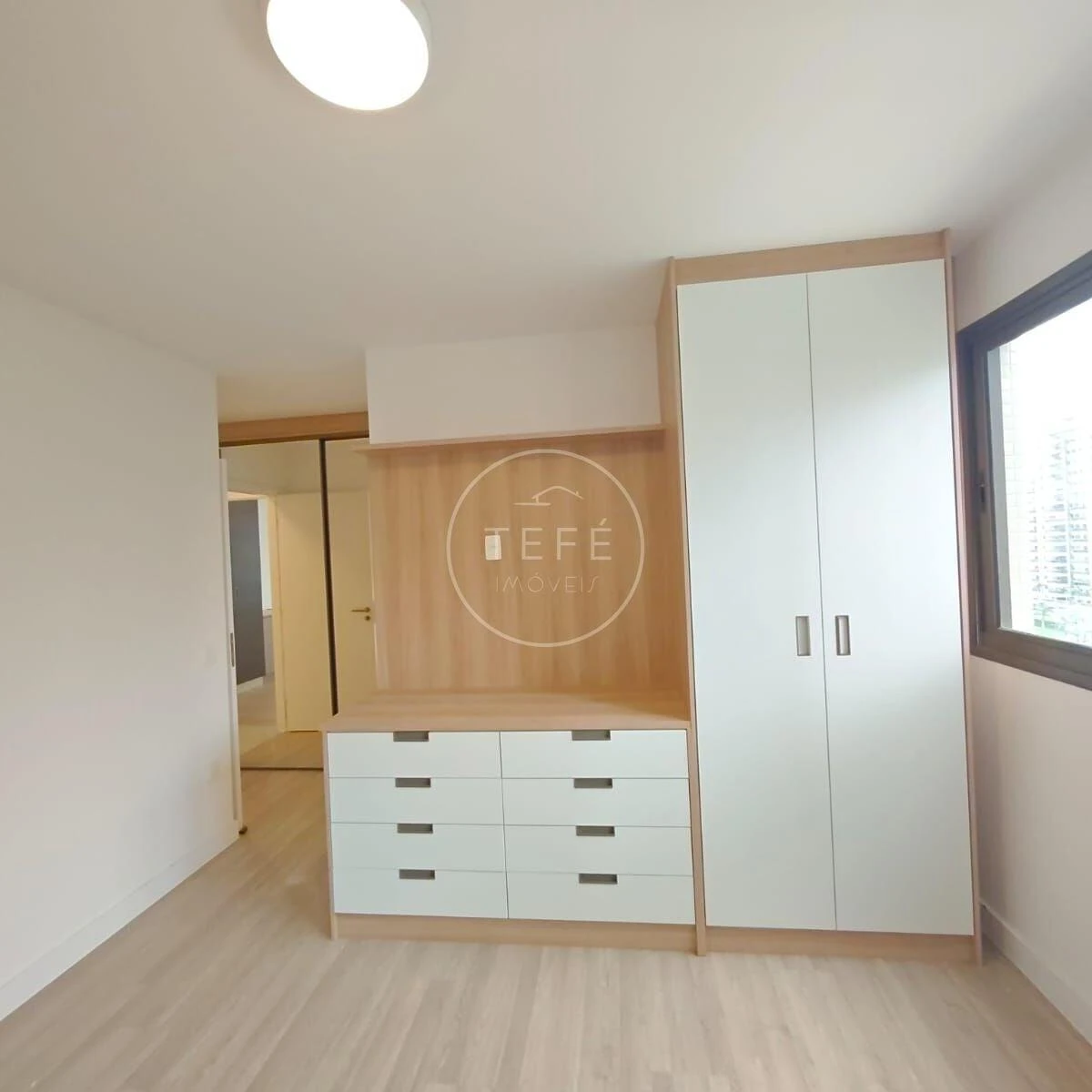 Glass-enclosed balcony in a 4-bedroom apartment, 123 m² — photo 12
