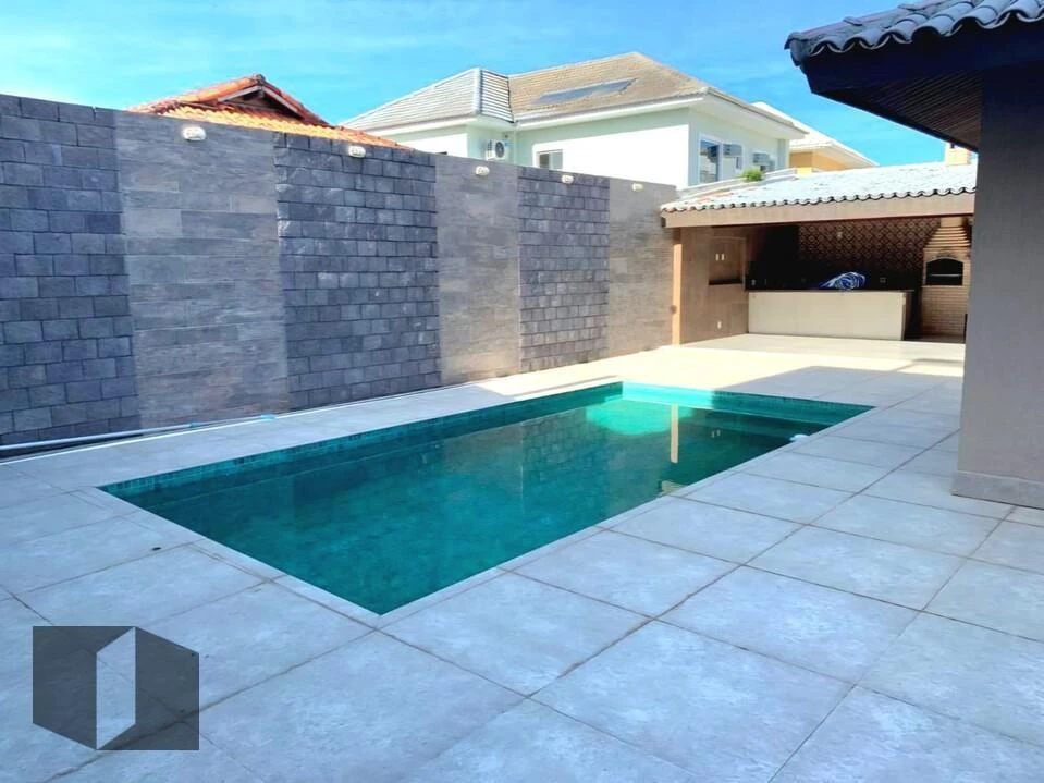 Balcony with a grill in a 4-bedroom house, 330 m² — photo 8