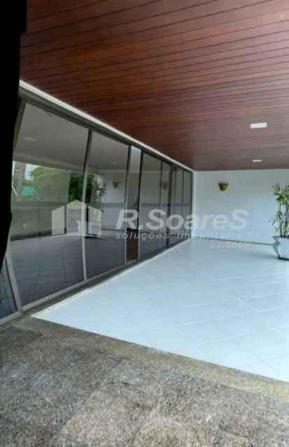 Unfurnished apartment with 3 bedrooms and a balcony — photo 19