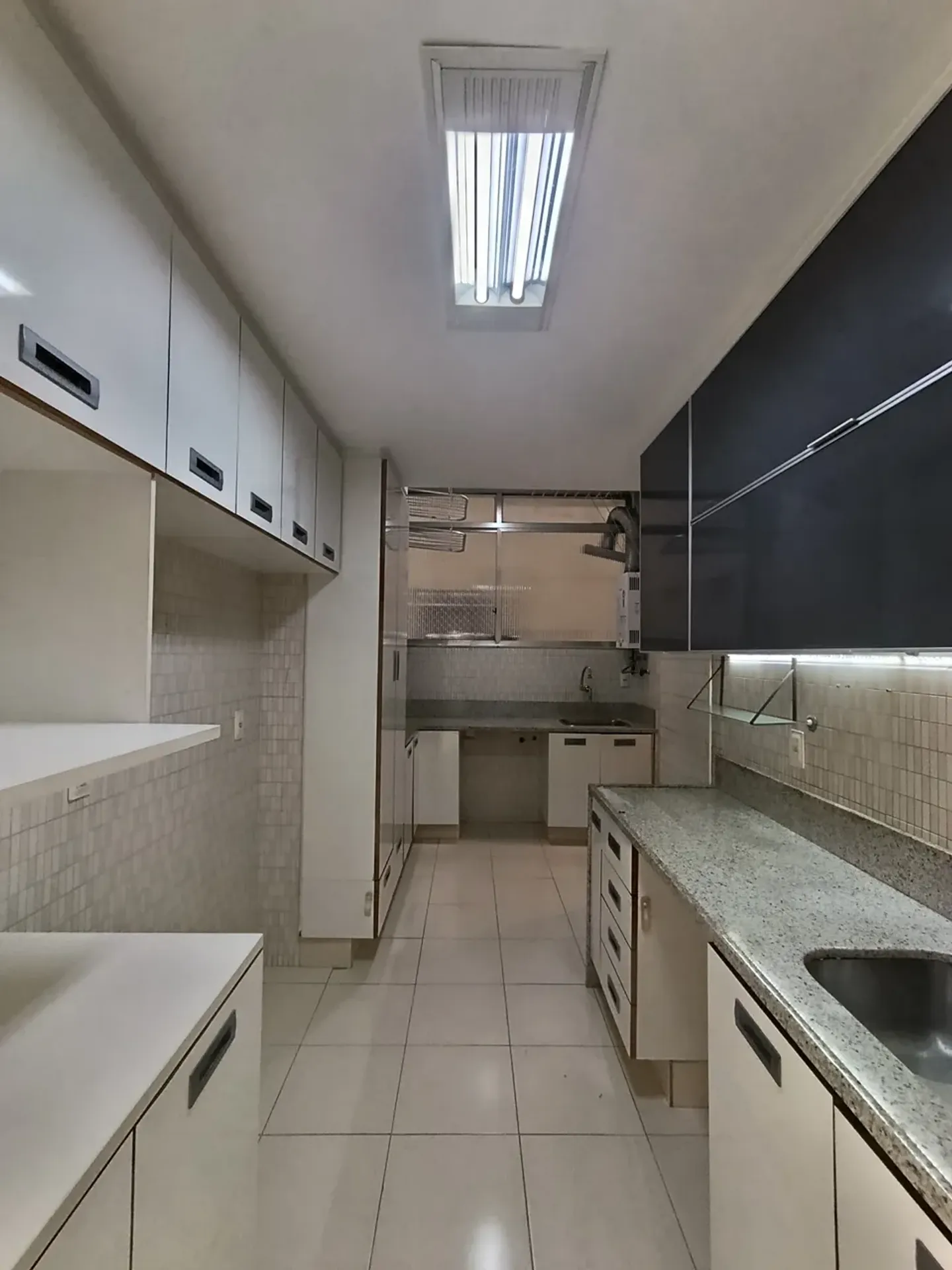 Unfurnished apartment with 3 bedrooms and 1 bathroom — photo 30