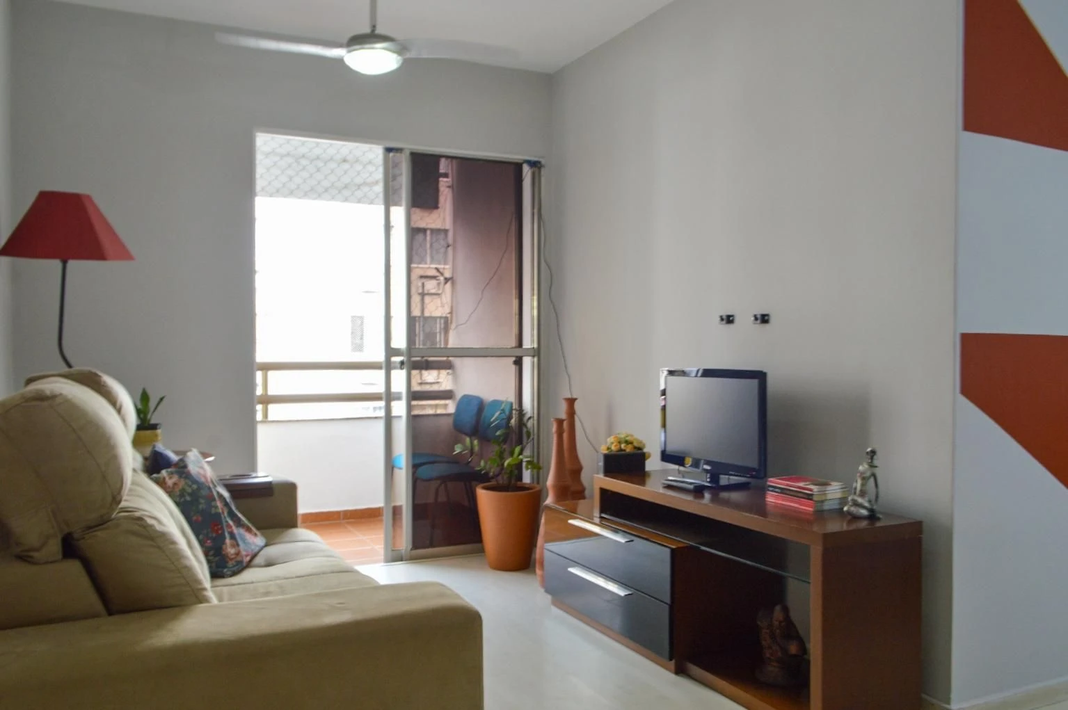 Apartamento mobiliado com 2 quartos e varanda
