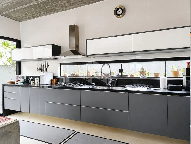 2-bedroom house with a glass-enclosed balcony — photo 12