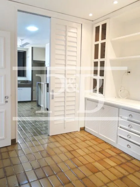 4-bedroom apartment with balcony and floor-to-ceiling windows — photo 34