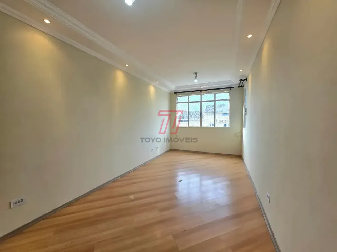 71 m² apartment with 2 bedrooms and wood floors — photo 3