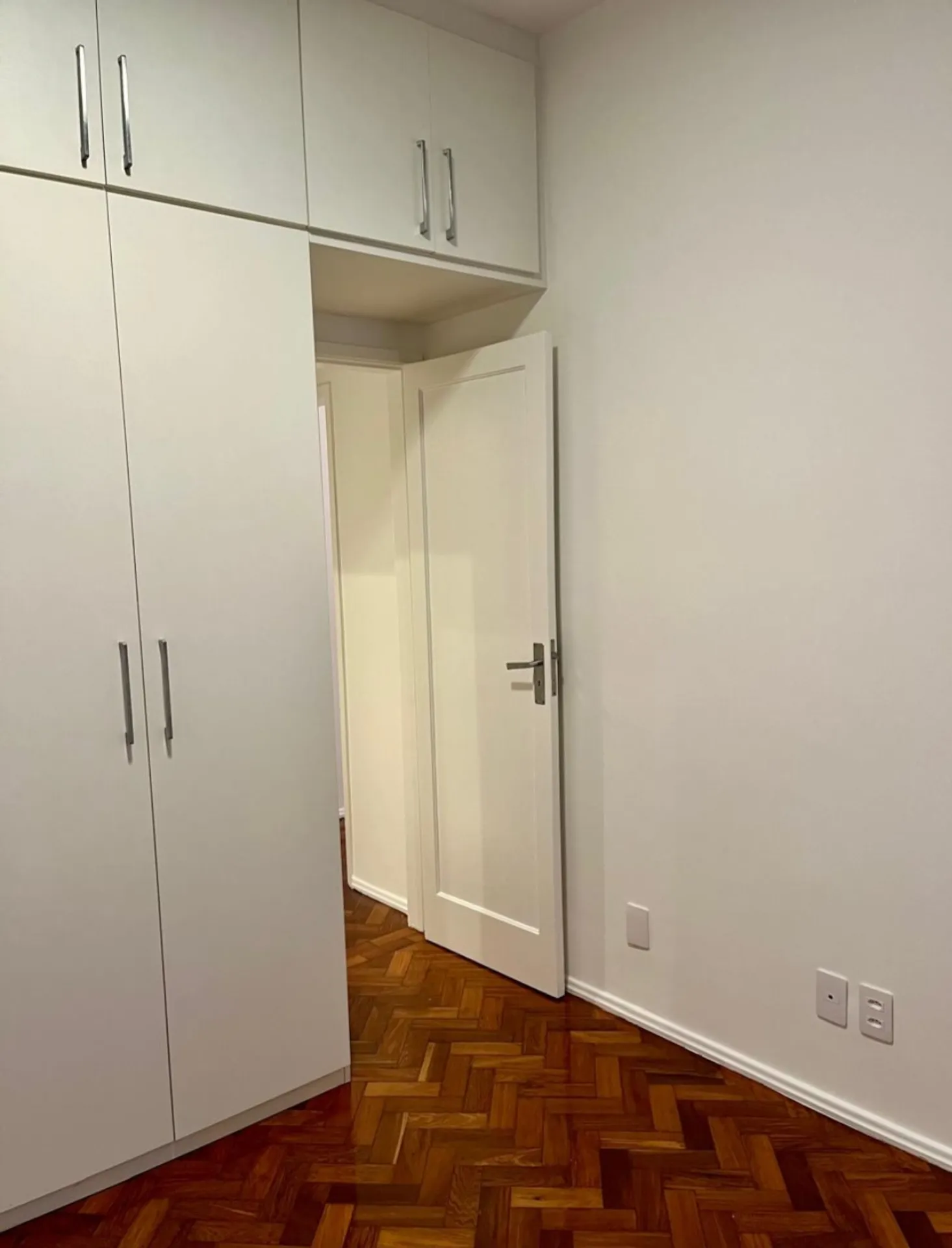 Wood or laminate floors in a one-bedroom apartment, 45 m² — photo 14