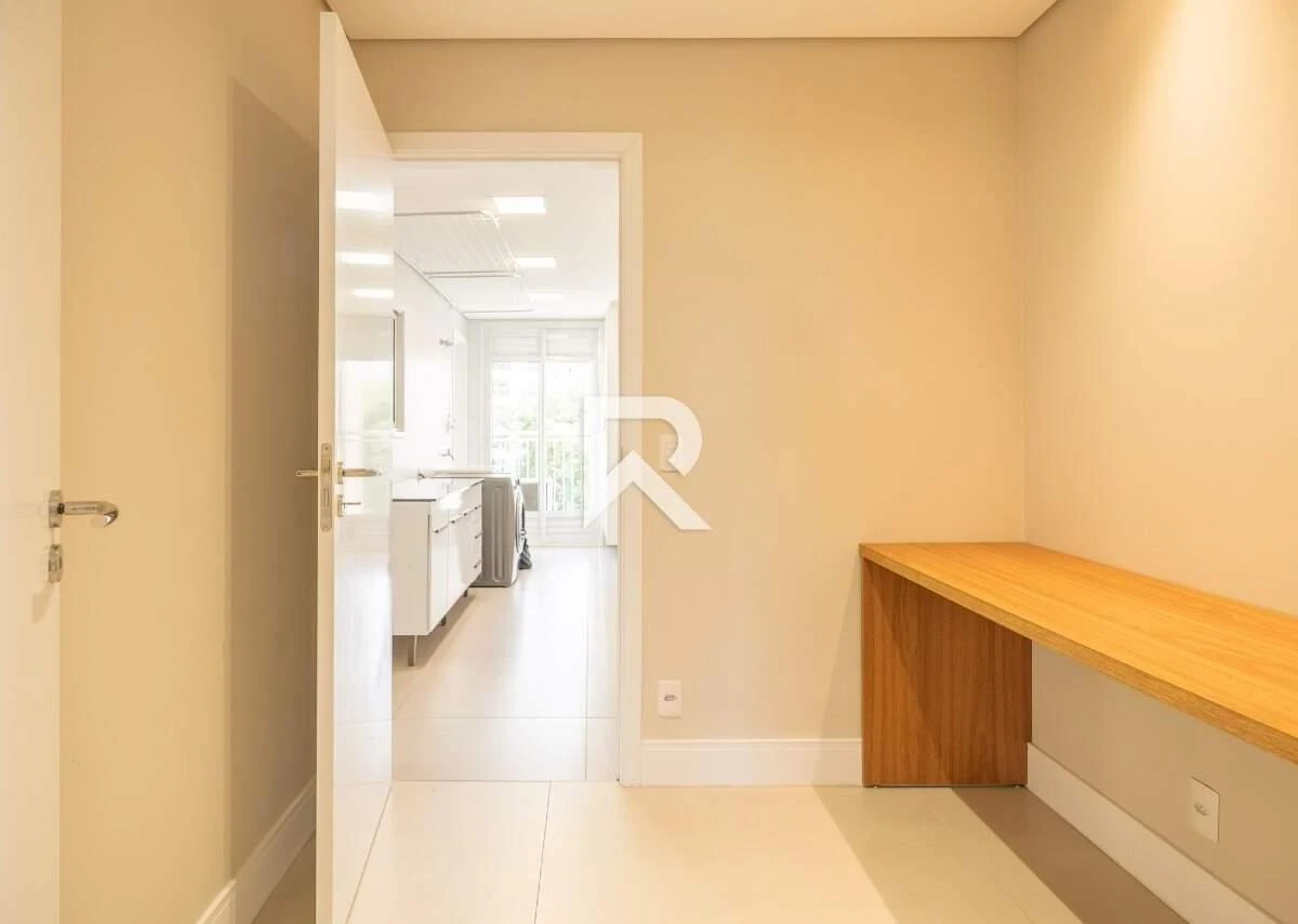 255 m² apartment with a bathtub and a walk-in closet — photo 37
