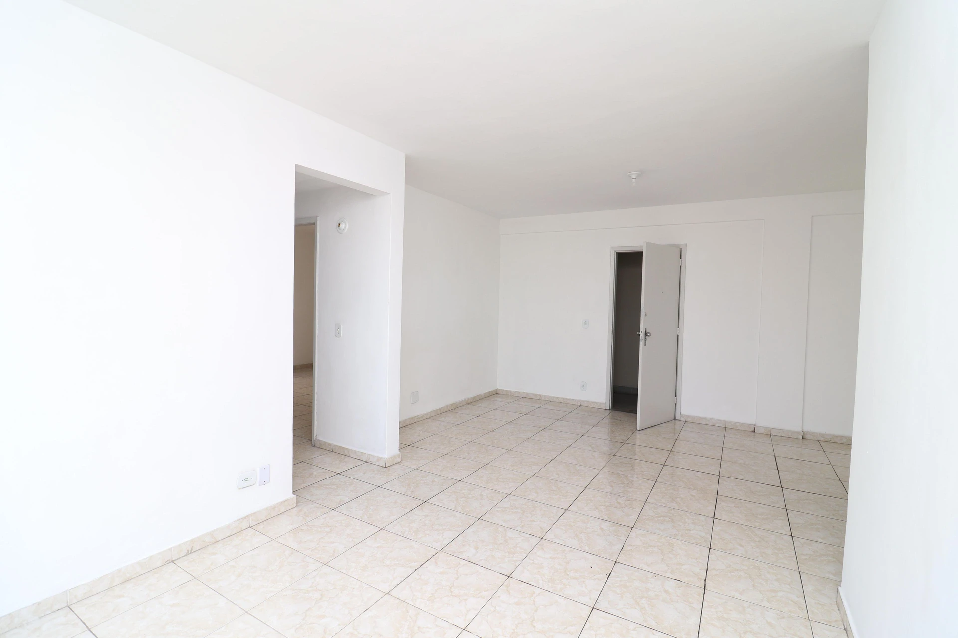 Apartamento com cozinha fechada e 2 quartos — photo 15