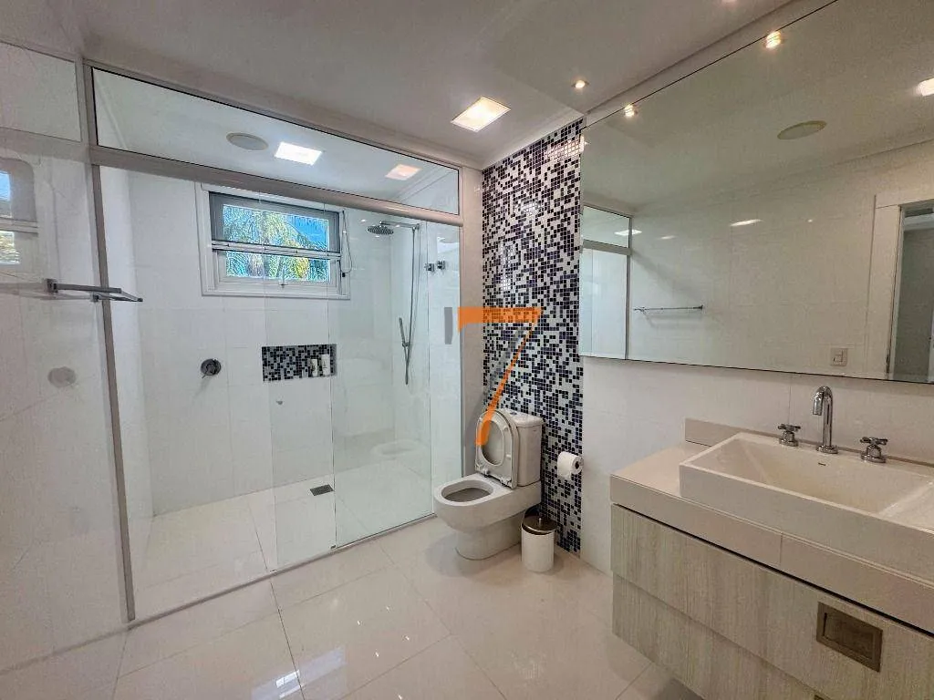 Furnished house with 8 bedrooms and 11 bathrooms — photo 46