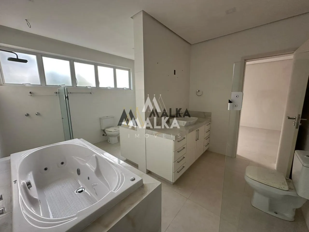 461 m² house with 3 en-suite bedrooms and private garden — photo 32