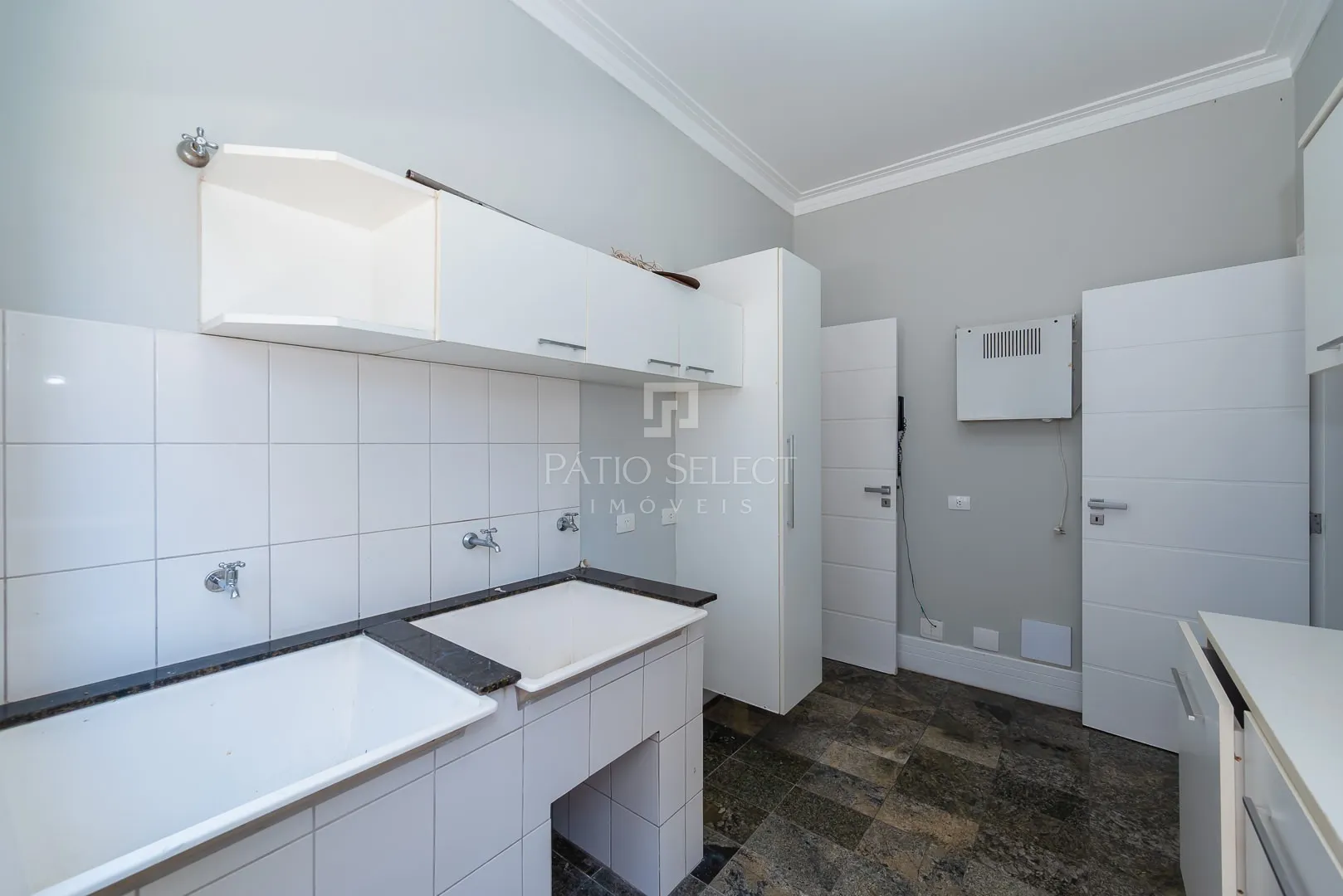 Furnished house, 305 m², with a bathtub — photo 134