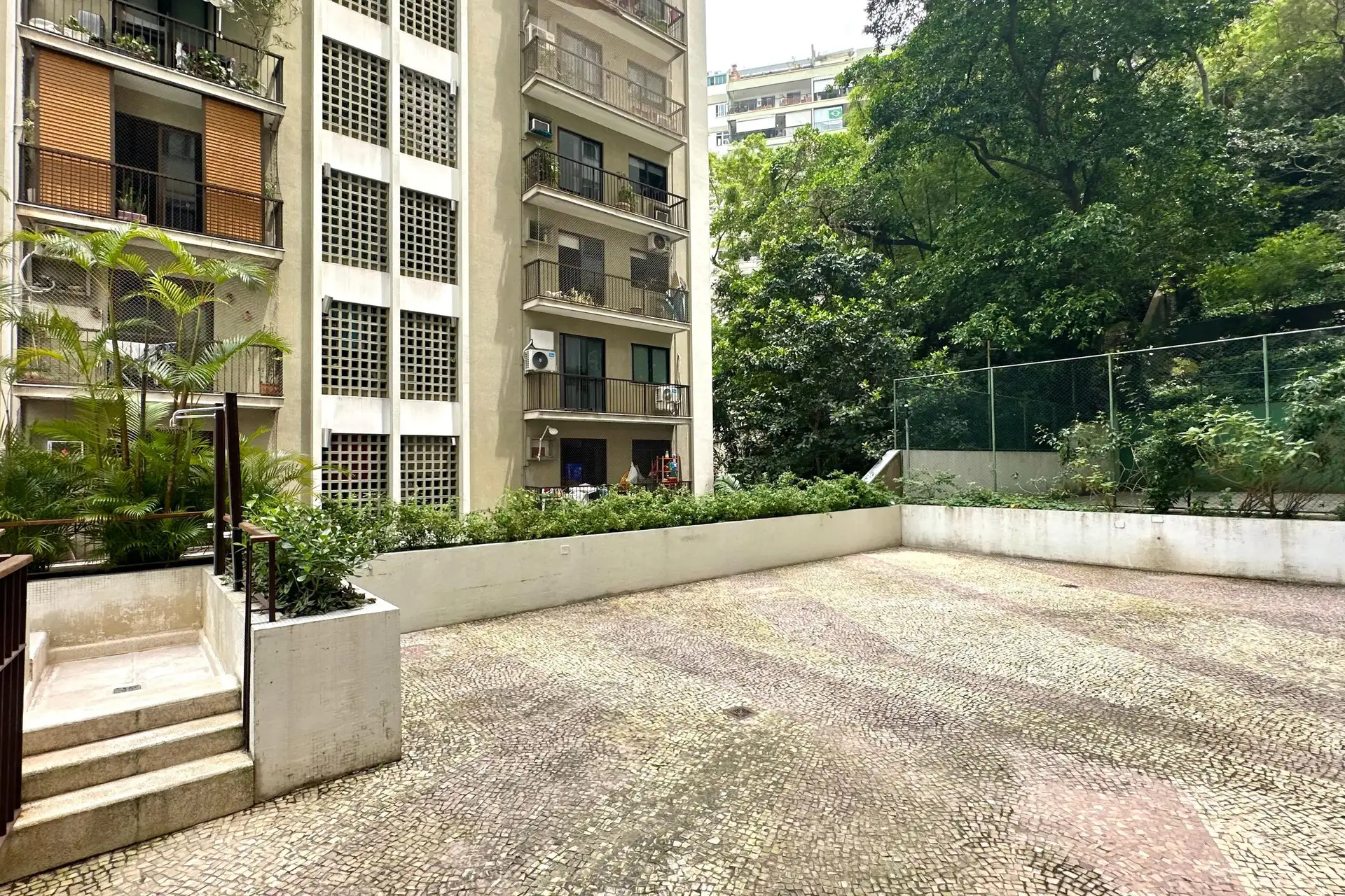 One-bedroom apartment with a mountain view in Rio de Janeiro — photo 10