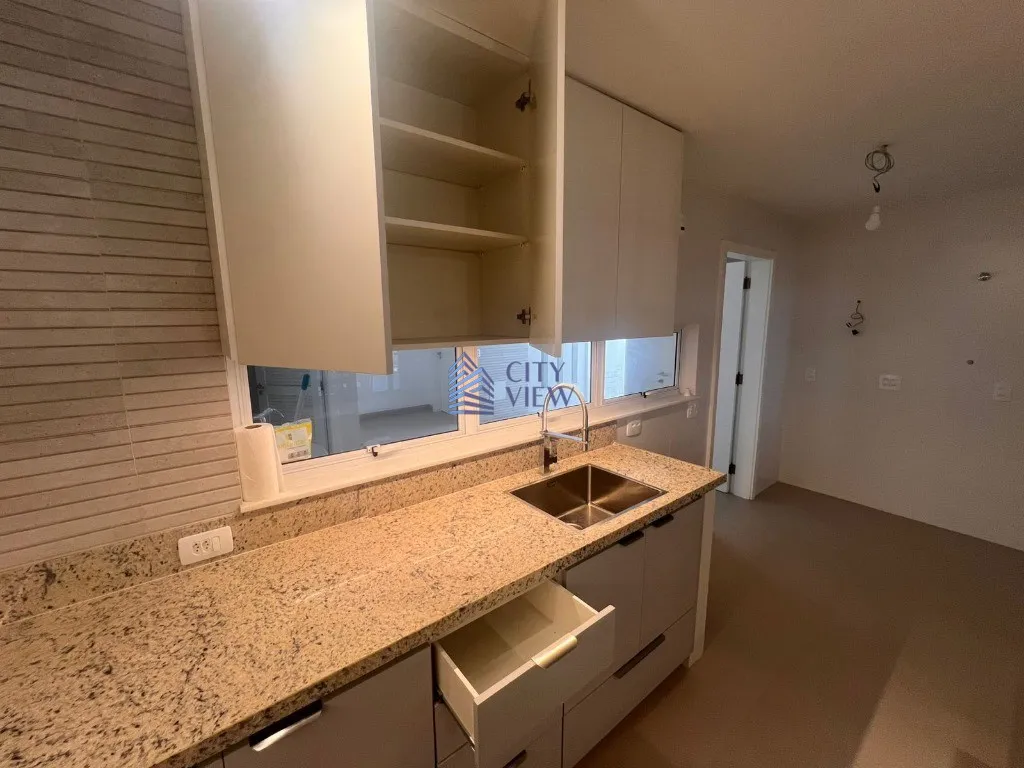 4-bedroom apartment with 5 bathrooms and a balcony — photo 24