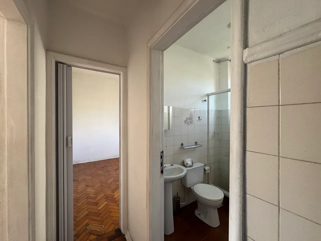 Apartment on the 6th floor with wood or laminate floors — photo 8