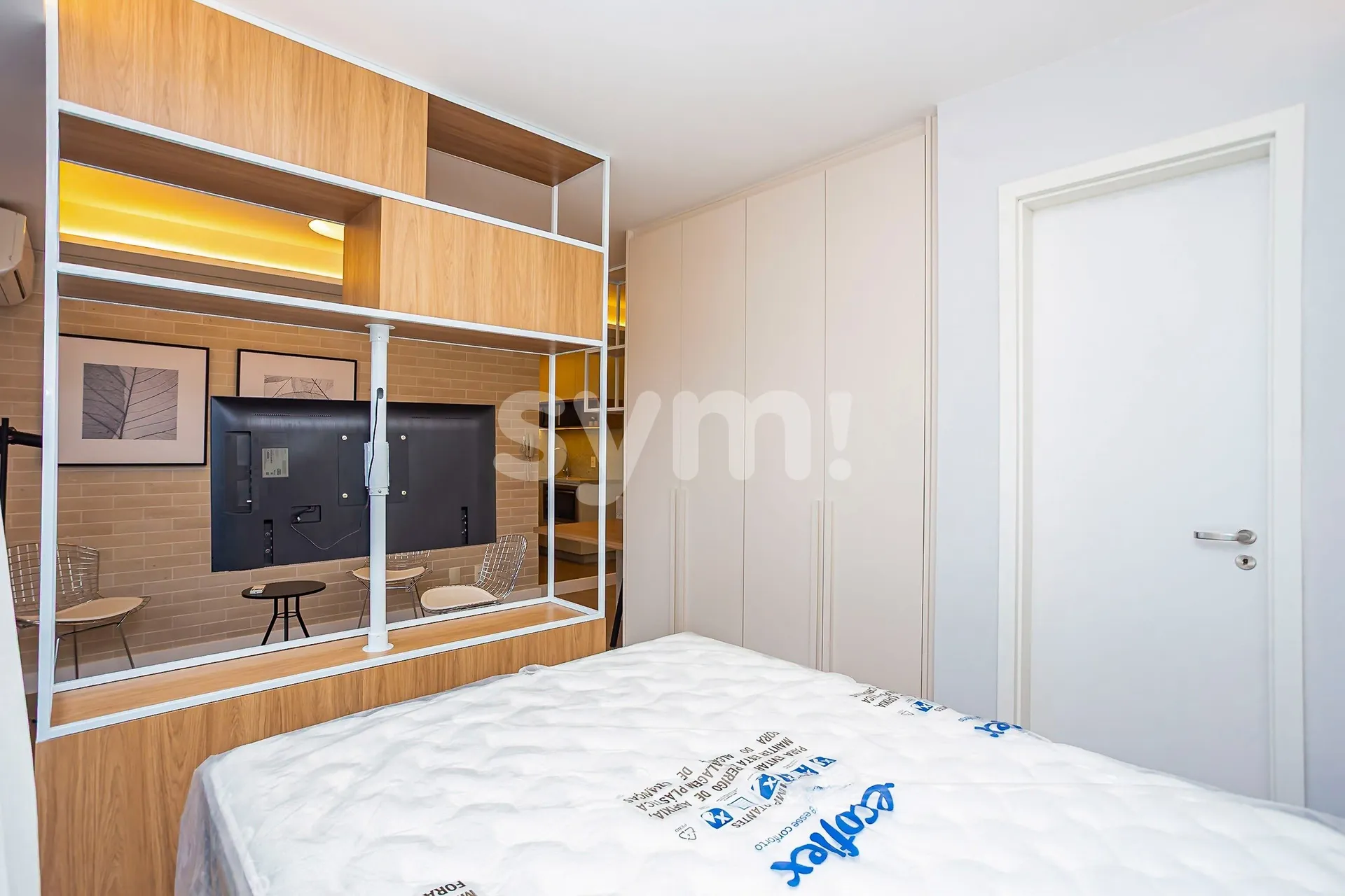 Furnished 1-bedroom apartment with a glass-enclosed balcony — photo 130