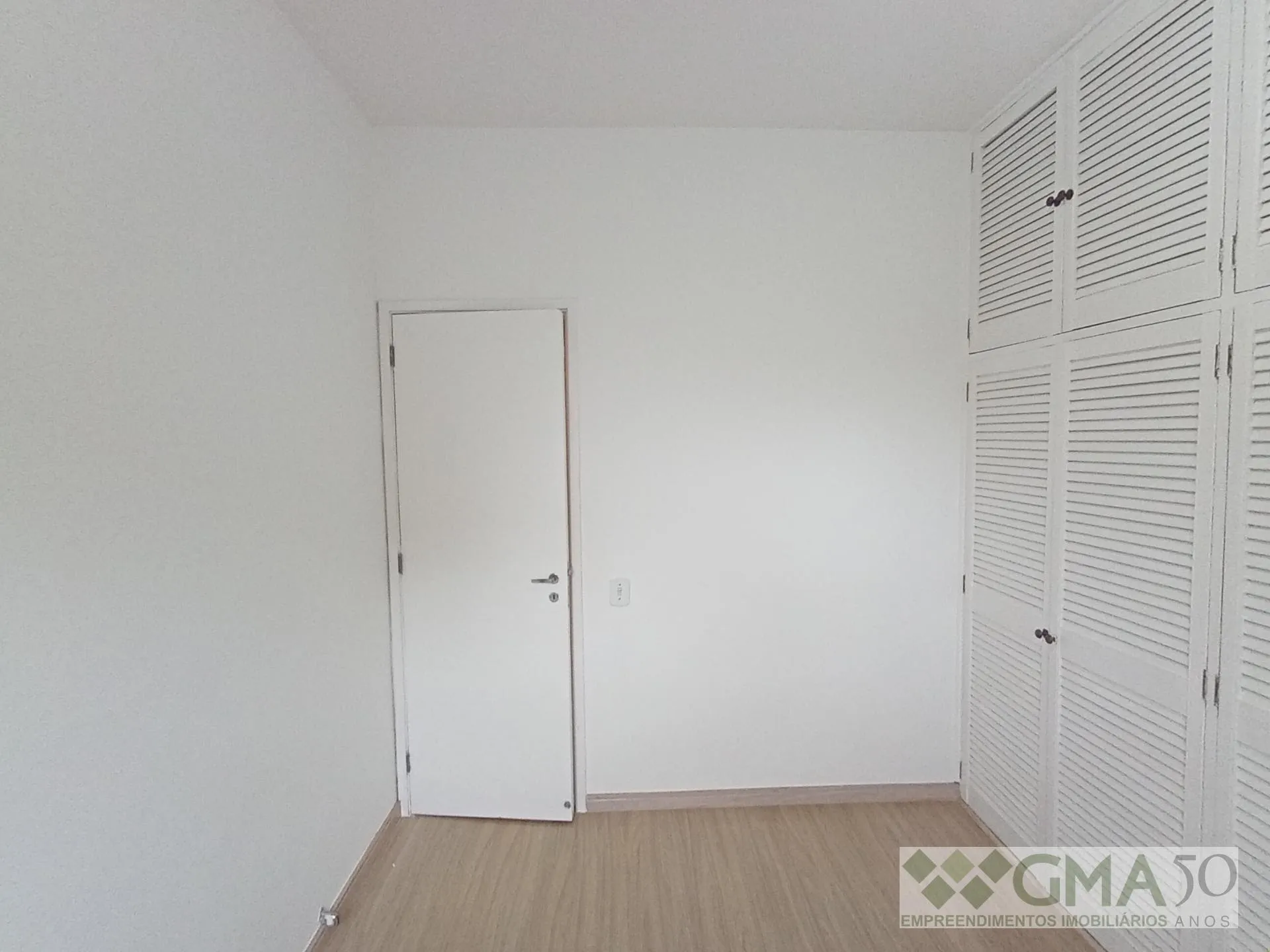 Wood or laminate floors in a 3-bedroom apartment, 92 m² — photo 11