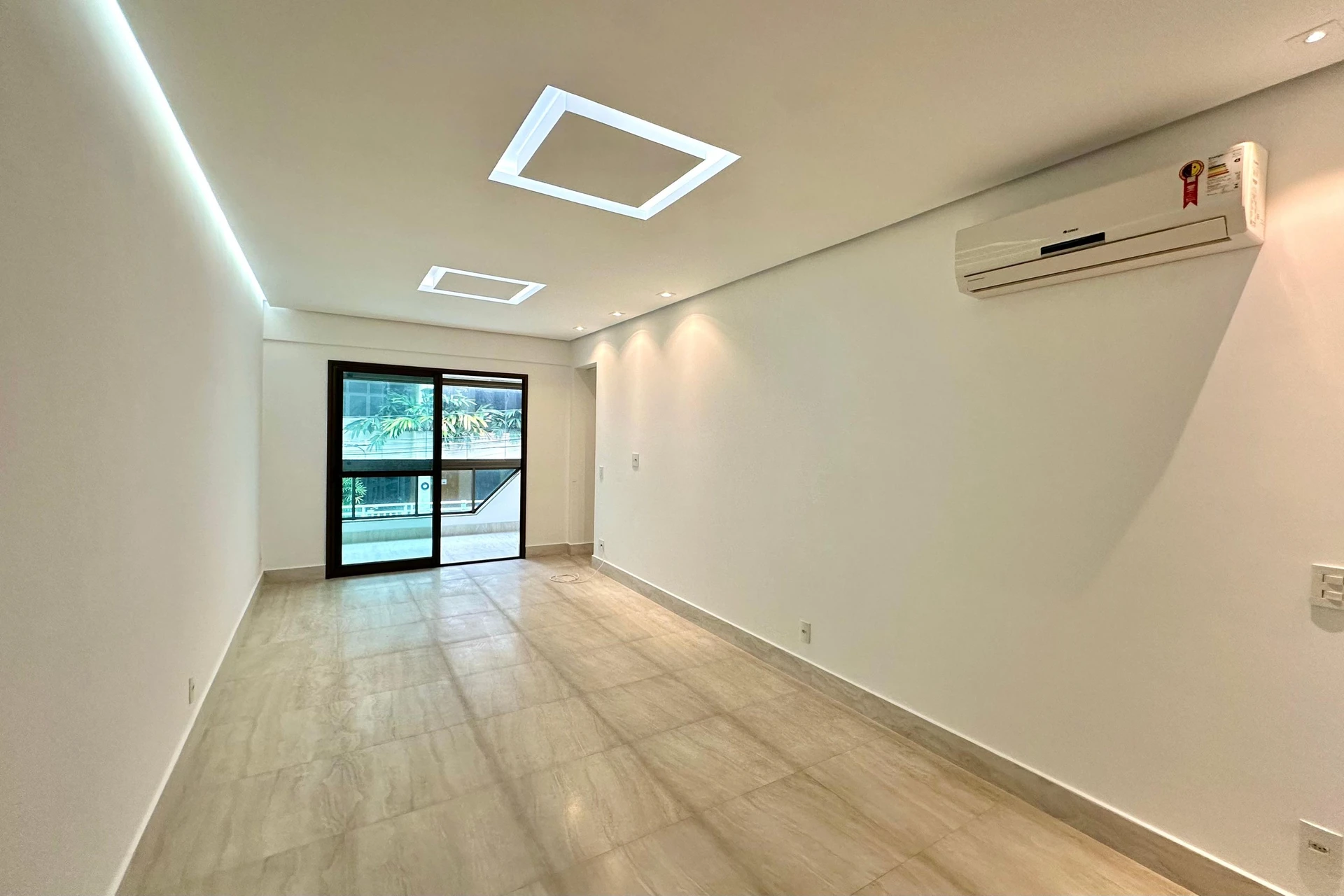 Unfurnished apartment with 2 suites and a balcony — photo 8