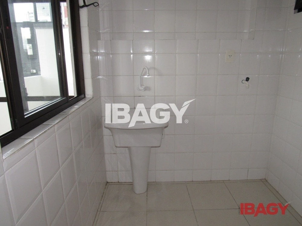 143 m² unfurnished apartment with 3 bedrooms — photo 8