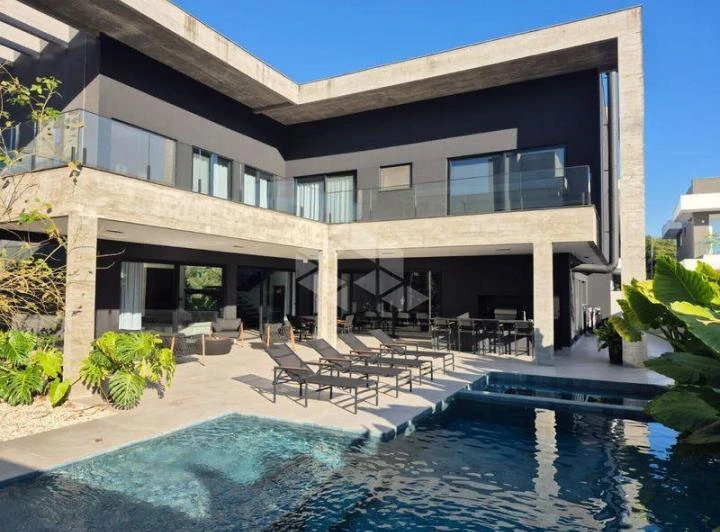 5-suite house with open kitchen and 4 parking spaces