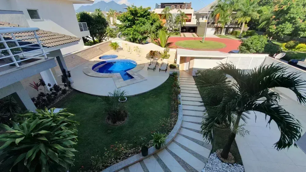 650 m² house with 6 en-suite bedrooms and 4 parking spots — photo 78