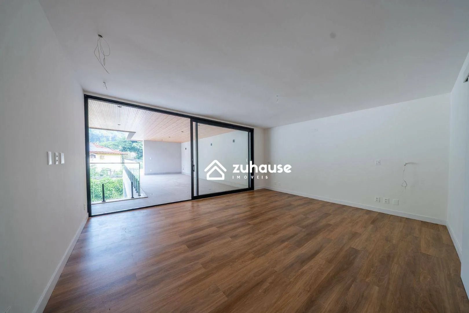 House with 5 bedrooms and an open-plan kitchen — photo 24