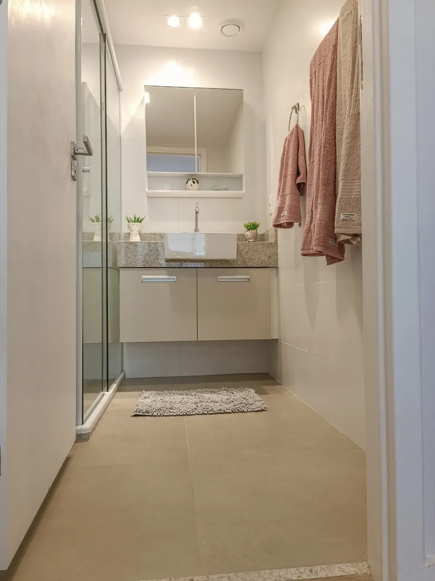 Furnished 1-bedroom apartment with open-plan kitchen — photo 17