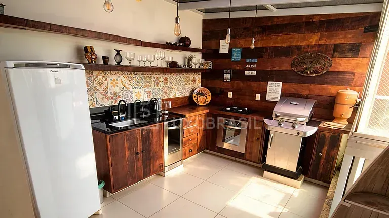 Furnished apartment with 3 bedrooms and 200 m² — photo 2