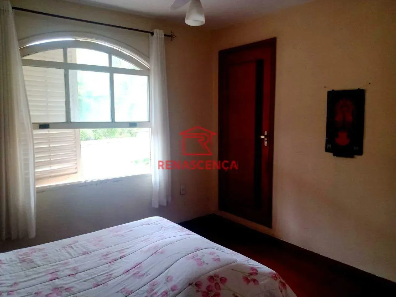 4-bedroom house with 1 en-suite and 300 m² plus pool — photo 7
