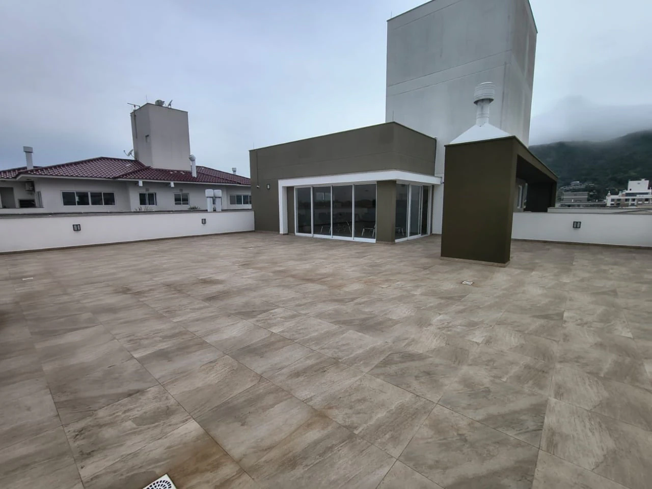 Furnished 1-bedroom apartment with enclosed balcony