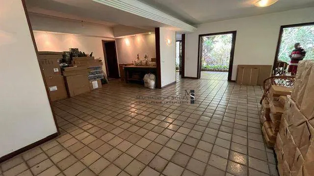 Furnished house, 395 m², with a glass-enclosed balcony — photo 28