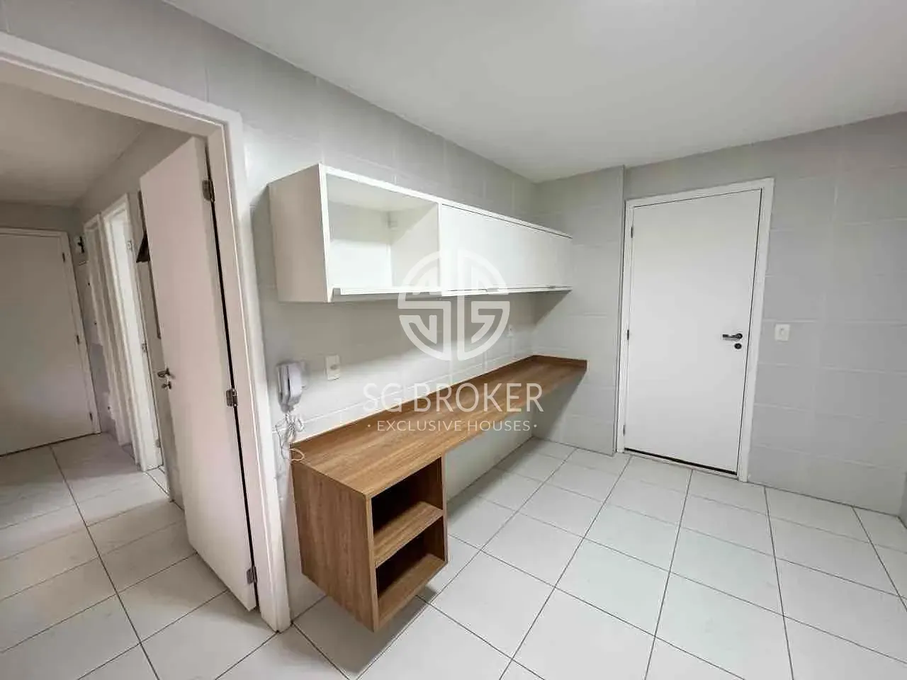Apartment with views of the city and mountains — photo 3