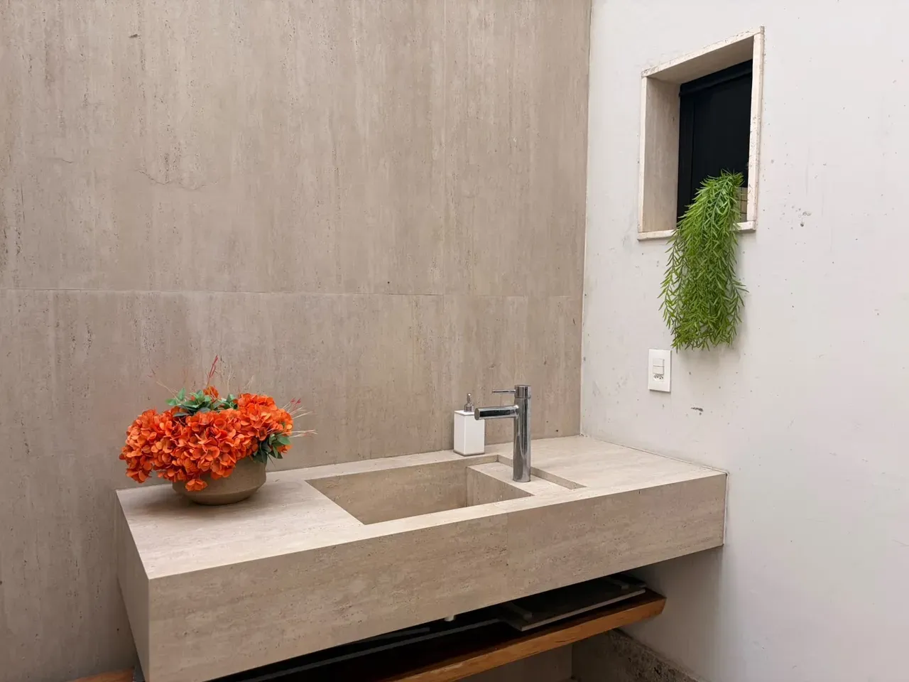373 m² house with a home office and a grill on the balcony — photo 25