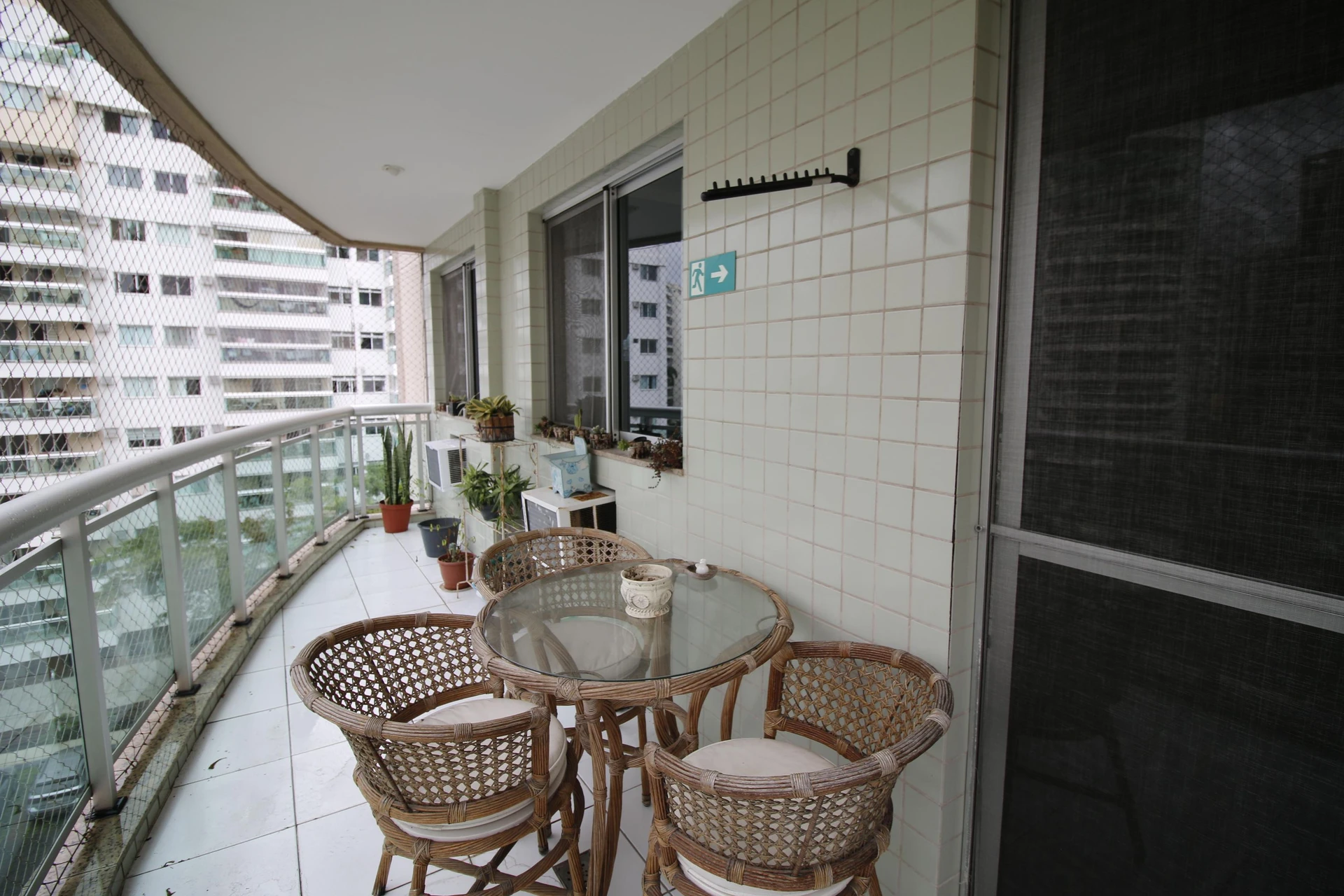 Furnished 3-bedroom apartment with balcony and pool — photo 8