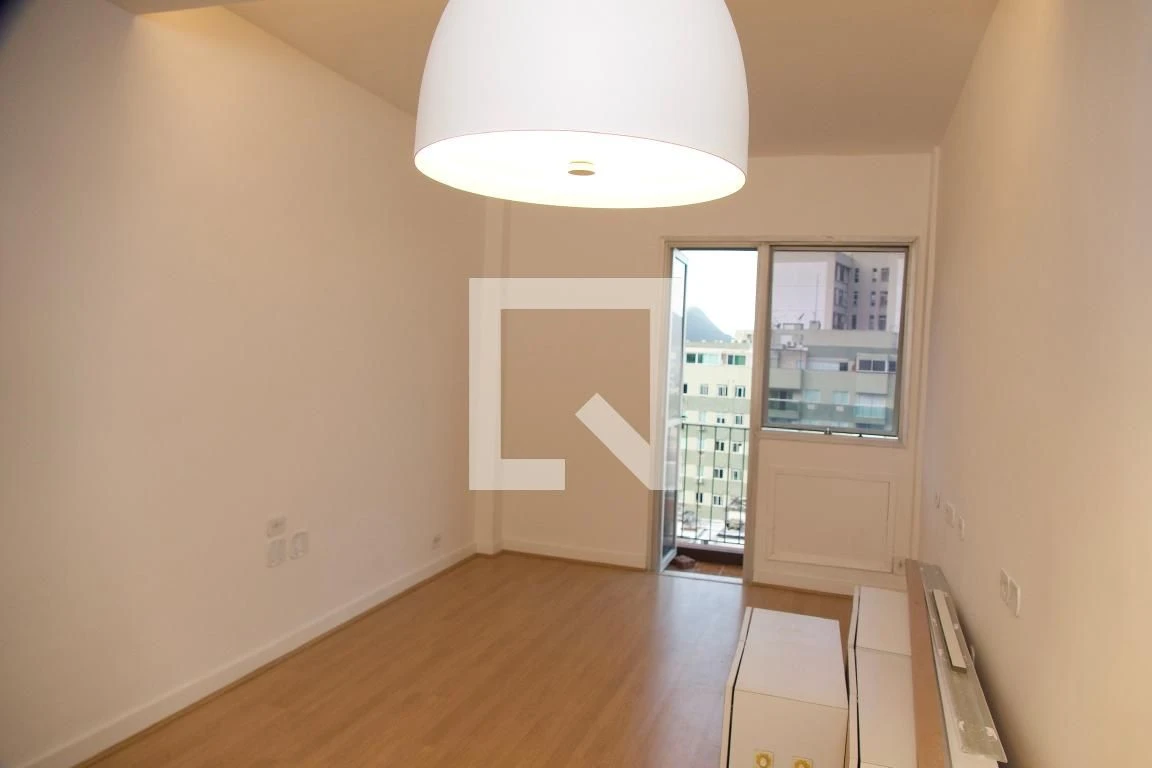1-bedroom apartment with enclosed kitchen and balcony — photo 3