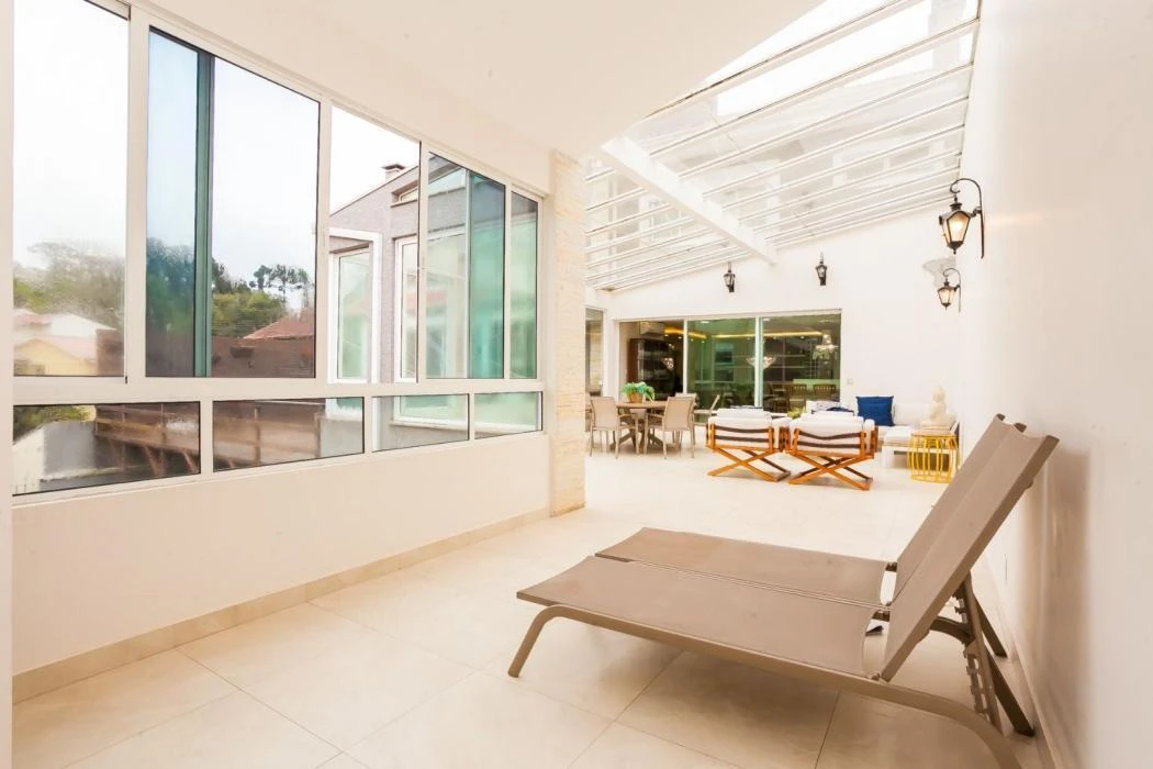 4-bedroom house with floor-to-ceiling windows — photo 44