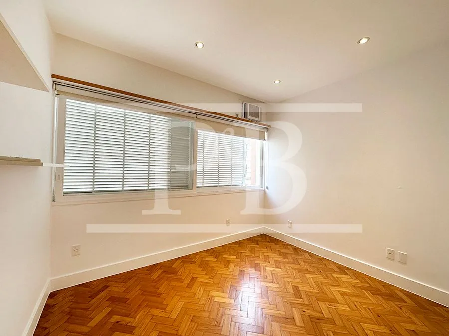135 m² apartment with a home office and a bathtub — photo 16